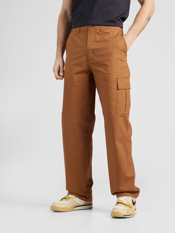 Regular Pantalon cargo 'Club' Nike Sportswear en marron : devant