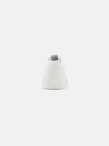 Baskets basses bugatti en blanc
