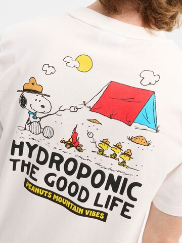 hydroponic - Camiseta 'Hydroponic x Peanuts Regular-Fit Short-Sleeve Campfire T-Shirt' en blanco