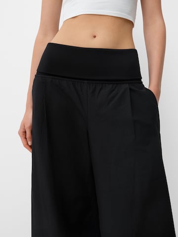 Wide leg Pantaloni cutați de la Bershka pe negru