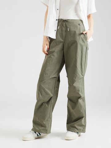 Calvin Klein Jeans Loosefit Kalhoty – zelená: přední strana