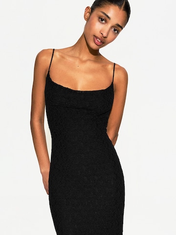 Rochie de la Bershka pe negru