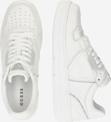 Baskets basses 'ANCONA' GUESS en blanc