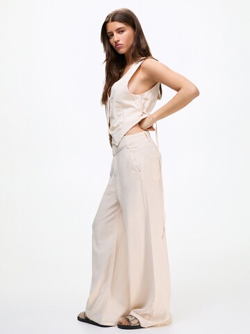 Pull&Bear Regular Trousers in White