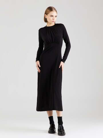 Rochie de la Dorothy Perkins pe negru: față