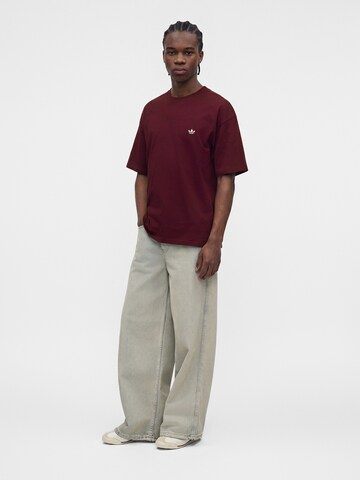 ADIDAS ORIGINALS - Camisa 'ESS' em vermelho