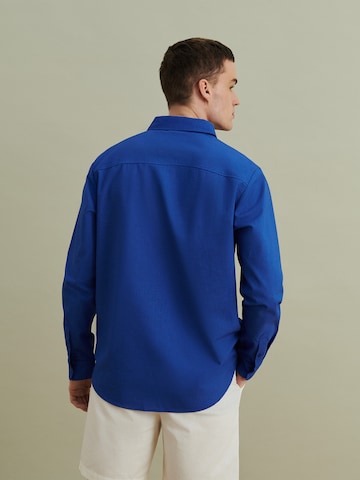 DAN FOX APPAREL جينز مضبوط قميص 'Kenan' بلون أزرق