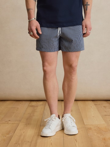 DAN FOX APPAREL Rövid fürdőnadrágok 'Juri' - kék: elől