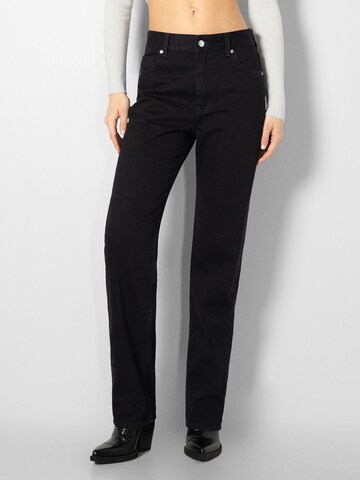 Bershka Regular Jeans in Zwart: voorkant