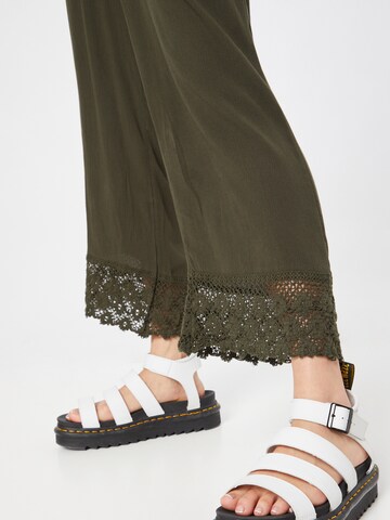 Largi Pantaloni 'Carlene' de la ABOUT YOU pe verde