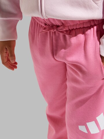 ADIDAS SPORTSWEAR Treenipuku 'ESSENTIAL' värissä vaaleanpunainen