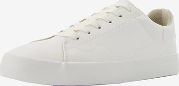 Bershka Sneakers in White: front