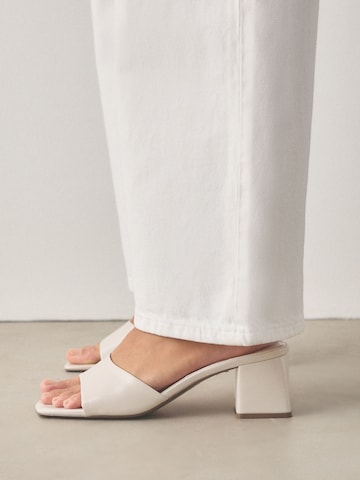 balts Next Ādas čības 'Forever Comfort'