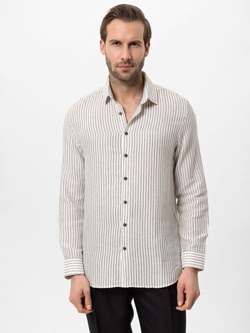 Antioch - Ajuste regular Camisa en beige: frente