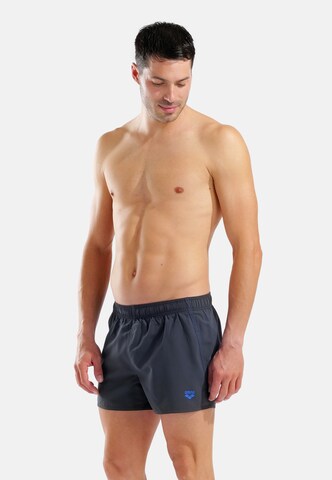Shorts de bain 'Fundamentals X-Short' ARENA en gris : devant