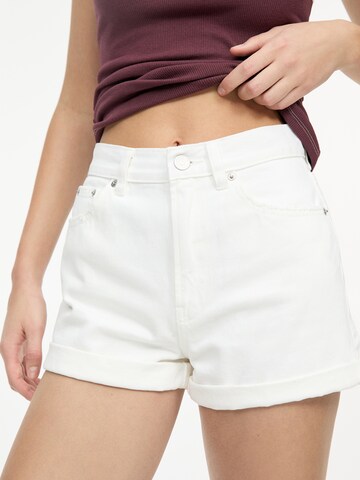 Pull&Bear Normální Džíny – bílá