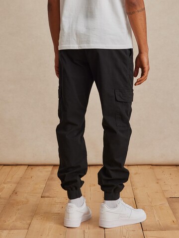 DAN FOX APPAREL Tapered Broek 'Mats' in Zwart
