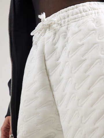 Tapered Pantaloni 'Phoenix Fleece' de la Nike Sportswear pe alb