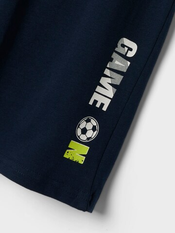 Pijamale 'Game on football' de la NAME IT pe albastru