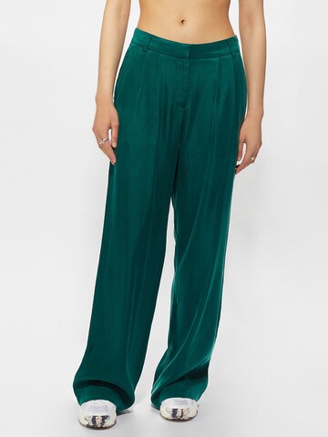 Young Poets Loose fit Pleat-Front Pants 'Matilda' in Green: front