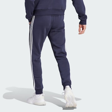 ADIDAS SPORTSWEAR - Tapered Pantalón deportivo 'Essentials' en azul