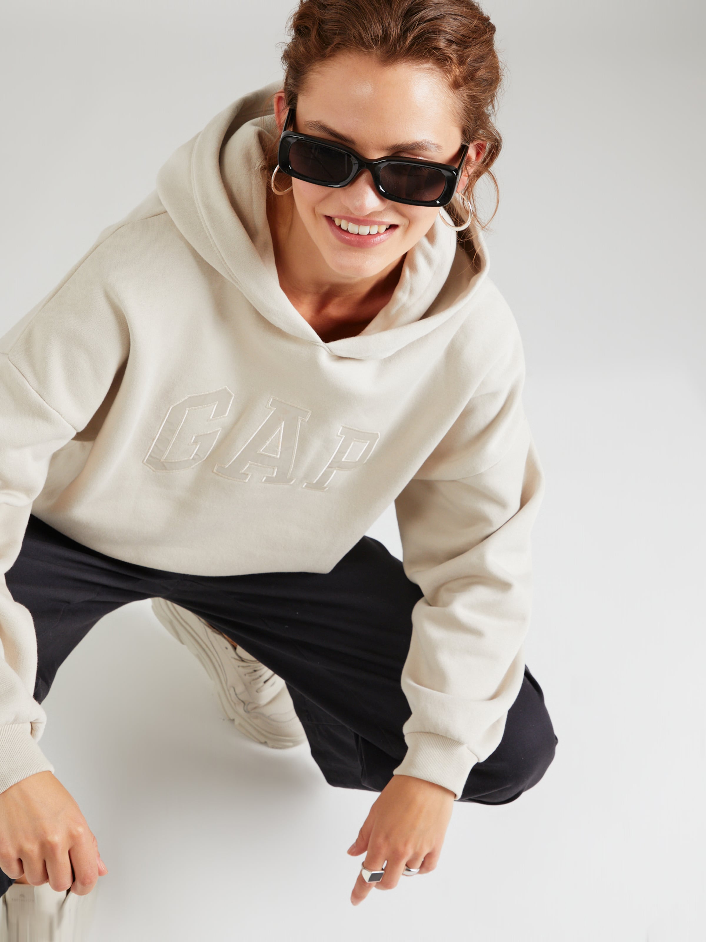 GAP Sudadera en Crema ABOUT YOU