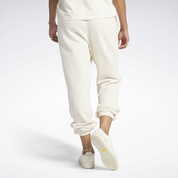 Reebok - Tapered Pantalón deportivo en blanco