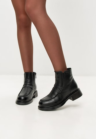 CESARE GASPARI Stiefelette in Schwarz