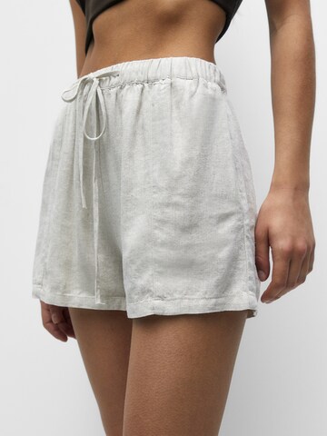 Pull&Bear Regular Shorts in Beige