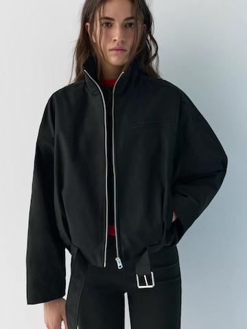 Pull&Bear Välikausitakki värissä musta: etupuoli