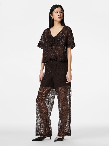 regular Pantaloni 'PCLOUISE' di PIECES in marrone