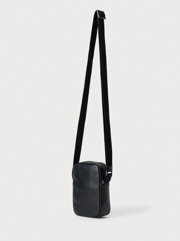 Sac à bandoulière Calvin Klein en noir : sur le côté