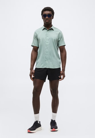 Regular Pantaloni sport de la MIZUNO pe negru