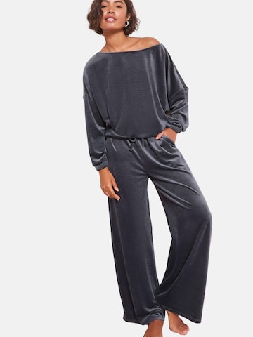 Pijama de la Friends Like These pe gri: față