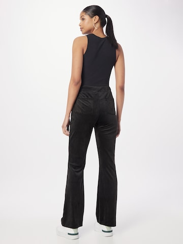 Gina Tricot Flared Bukser 'Melinda velour trousers' i sort