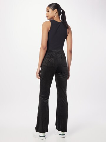 Gina Tricot Rozkloszowany krój Spodnie 'Melinda velour trousers' w kolorze czarny