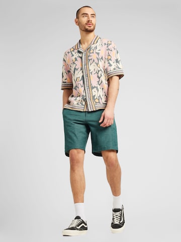 RVCA Regular Shorts in Grün