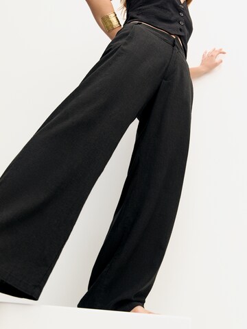 Pull&BearWide Leg/ Široke nogavice Hlače s naborima - crna boja