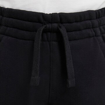 Tapered Pantaloni de la Nike Sportswear pe negru