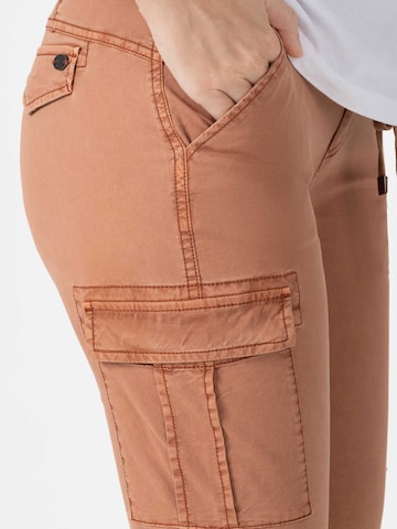 Coupe slim Pantalon cargo 'Malika' TIMEZONE en marron