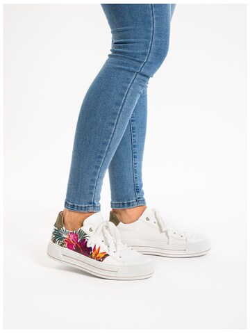 ARA Platform trainers in White