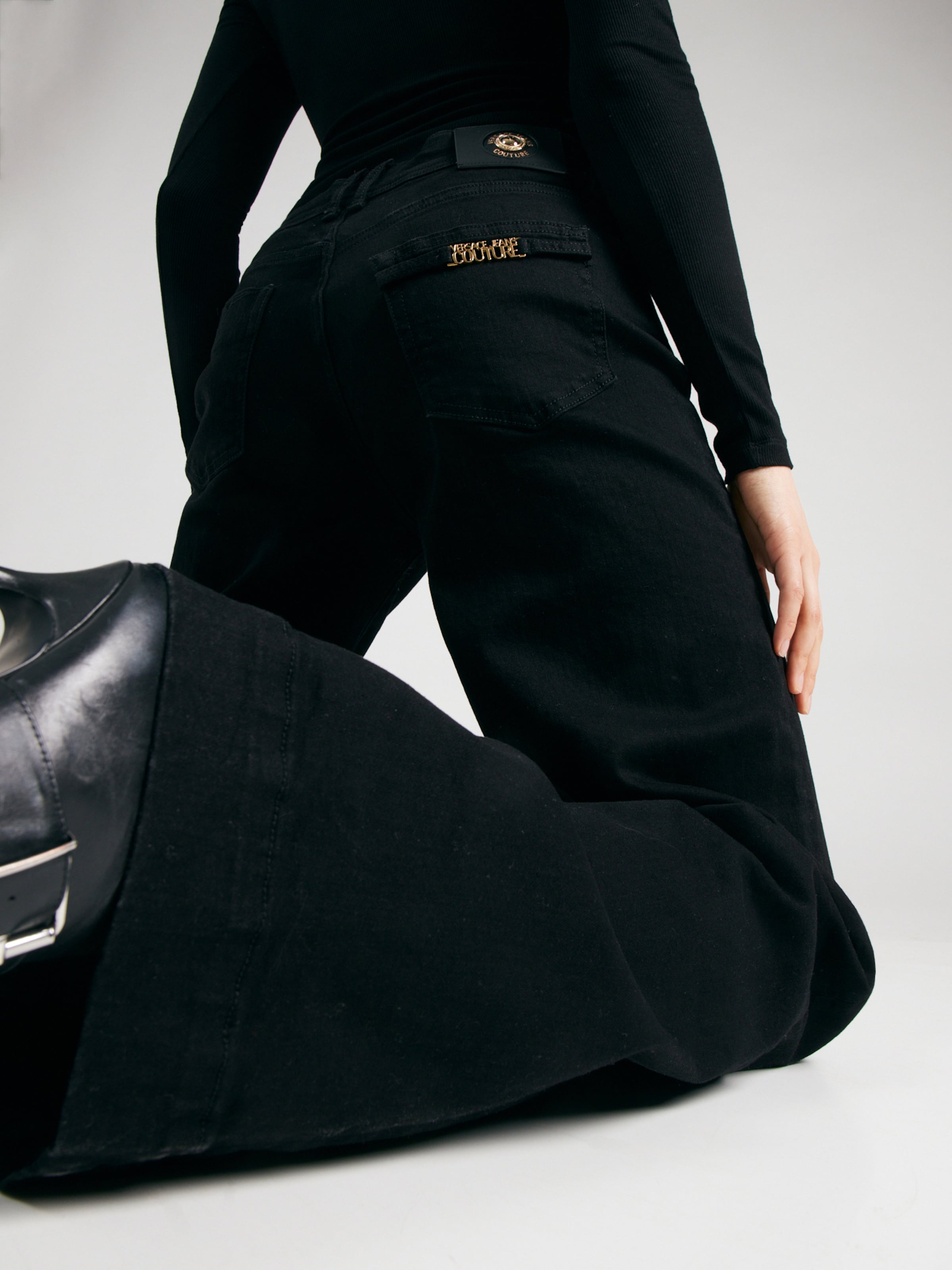 【yuyu.juju.yuyu】VERSACE JEANS Juodo Džinso Spalva Versace Jeans Couture Plačios klešnės