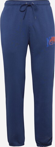 Effilé Pantalon 'CLUB' Nike Sportswear en bleu : devant