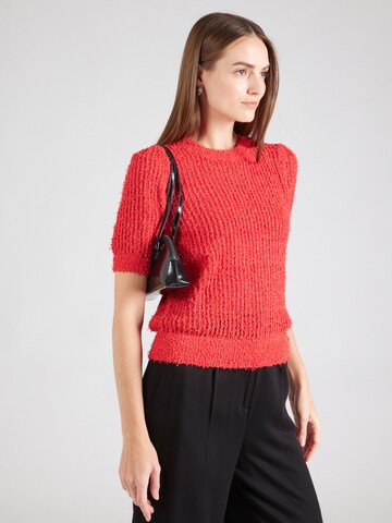 Pullover di QS in rosso: frontale