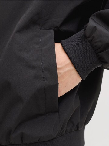 JACK & JONES Välikausitakki 'JJECHARGE' värissä musta