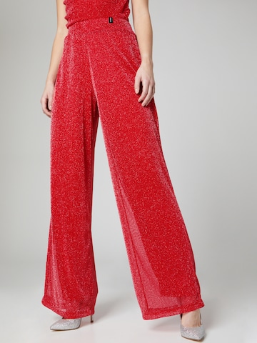 VIERVIER Loosefit Broek 'Angelina' in Rood: voorkant