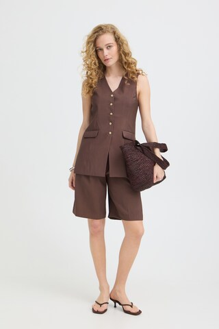 b.young Vest i brun: forside