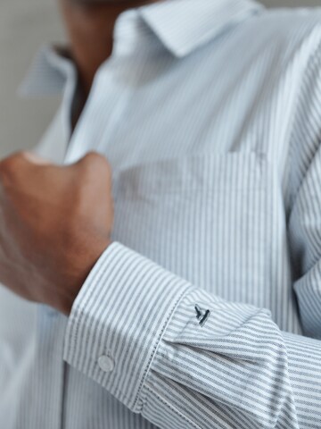 DAN FOX APPAREL Rovný strih Košeľa 'Essential' - Sivá