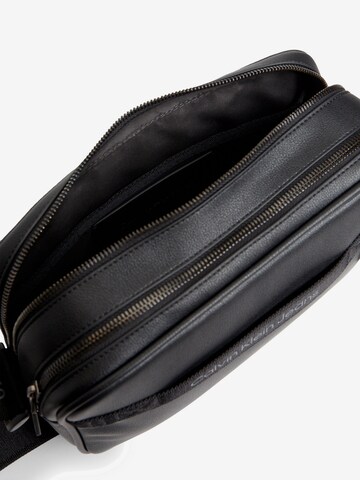 Sac à bandoulière Calvin Klein Jeans en noir