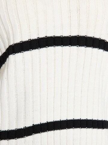 Trendyol Sweater in Beige